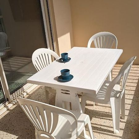 Studio Climatise Avec Coin Nuit 150M De La Plage Le Lavandou Bagian luar foto
