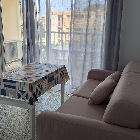 Studio Climatise Avec Coin Nuit 150M De La Plage Le Lavandou Bagian luar foto