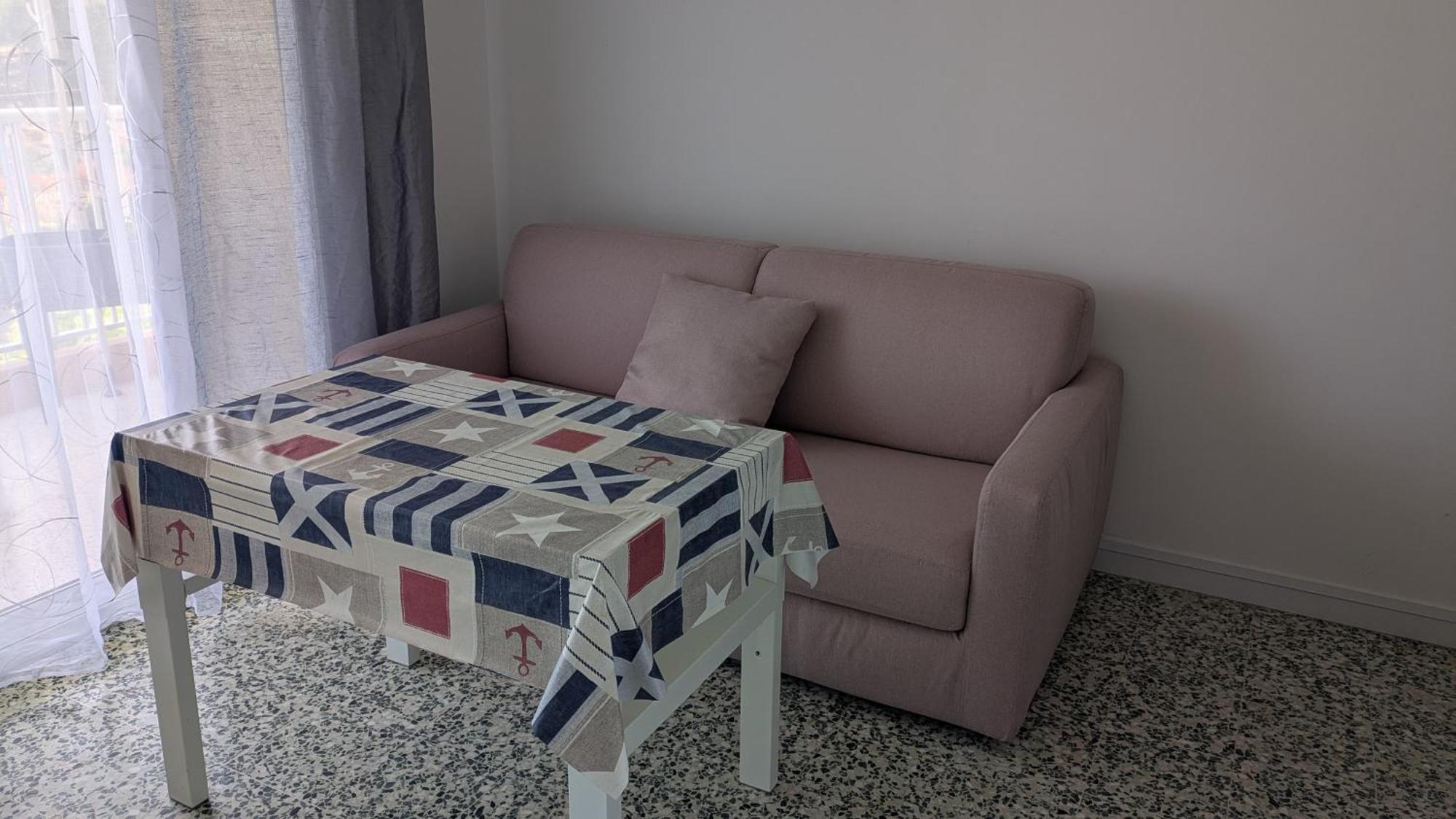 Studio Climatise Avec Coin Nuit 150M De La Plage Le Lavandou Bagian luar foto
